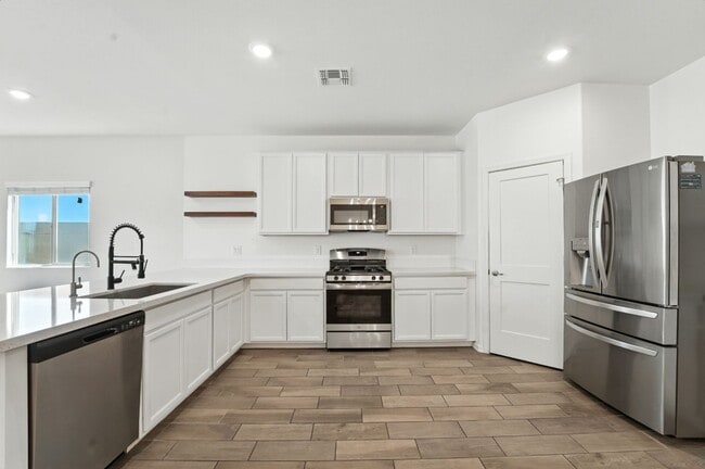 Building Photo - Stunning new build in Glendale, AZ!
