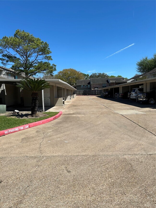 Building Photo - 9339 Westwood Village Dr