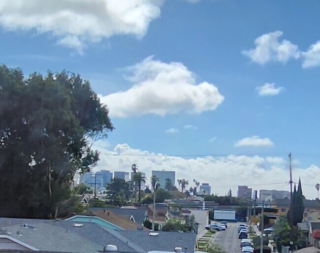 Building Photo - 425 N Hobart Blvd