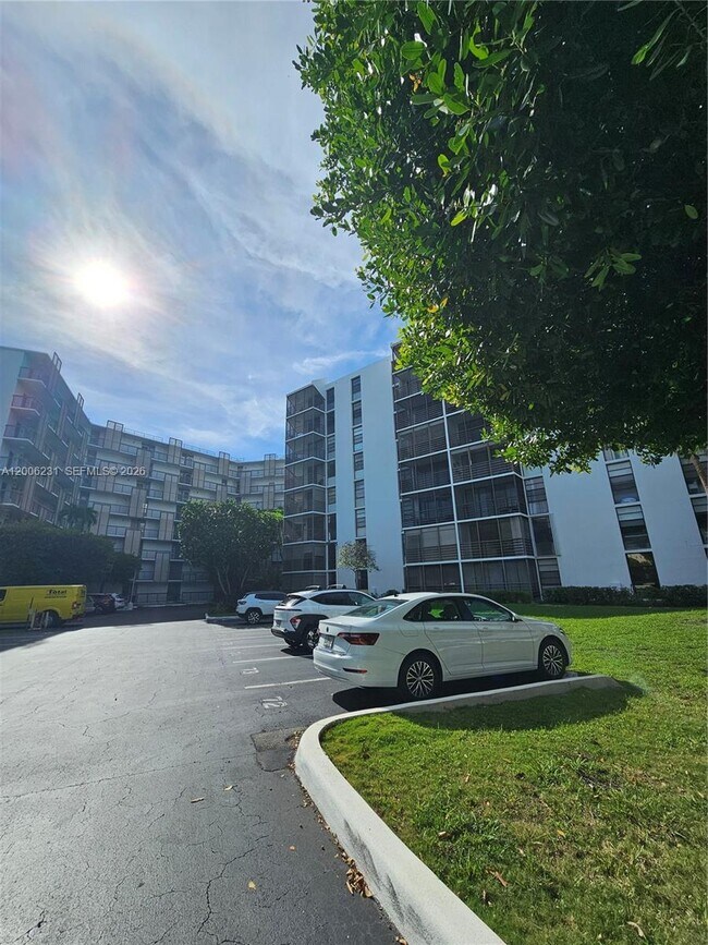 Building Photo - 20400 W Country Club Dr