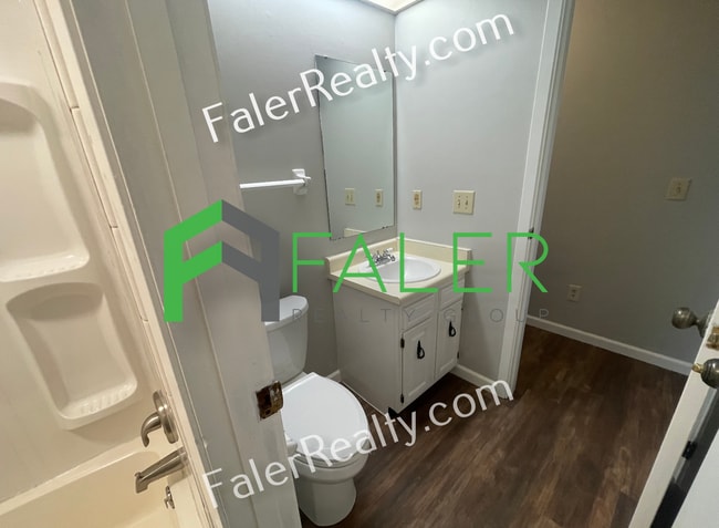 Building Photo - 2 bedroom, 1.5 bath apartment available now!