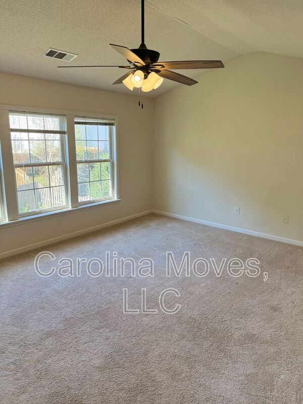 Building Photo - 4 Bay Hill Dr