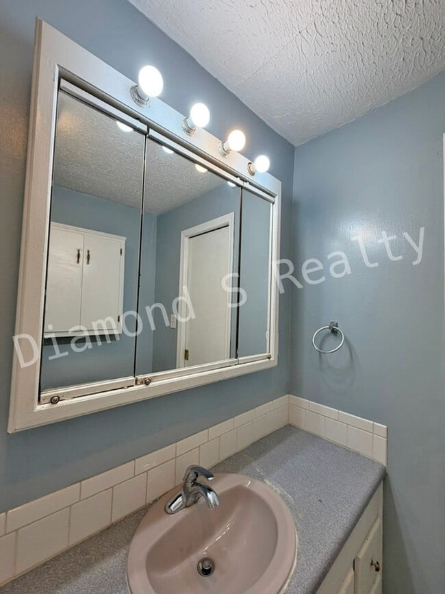 Building Photo - MOVE IN SPECIAL!  Cute 3 bedroom home close to Evangel University and Spfd/Green County Park Board