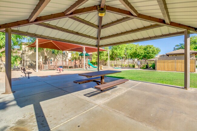 Building Photo - Beautiful 4-Bedroom Home For Rent in Queen...