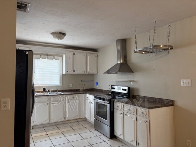 Building Photo - 391 Rodeo Dr