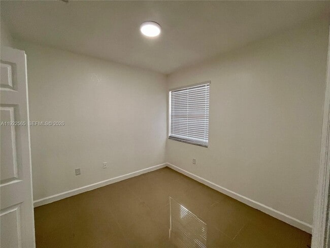 Building Photo - 1550 NE 33rd Ave