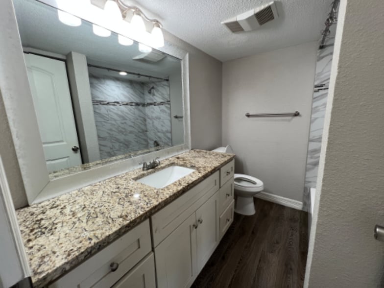 Building Photo - 1232 E Live Oak Rd