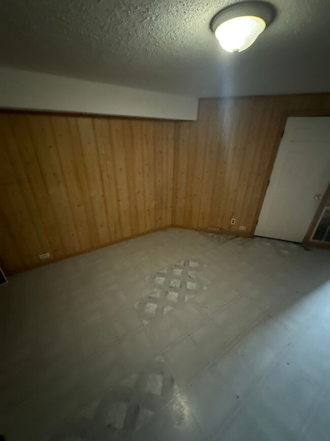 Building Photo - Available January 1st! Spacious 3 Bedroom 2 Bathroom in Saint Paul!