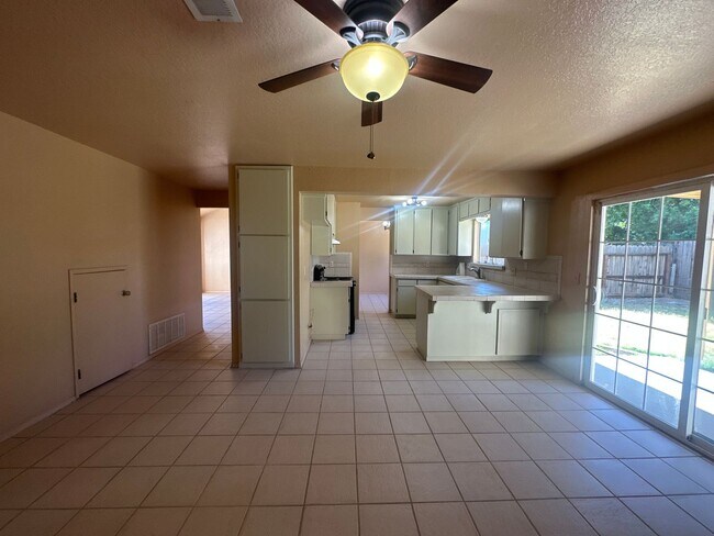 Building Photo - 560 Clover Dr
