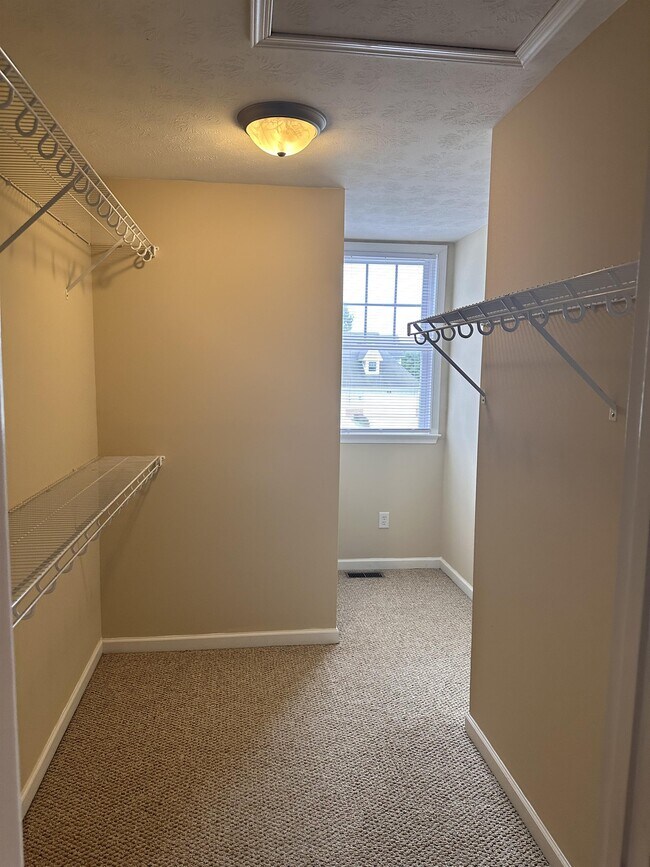 Building Photo - 39 Abbey Ct