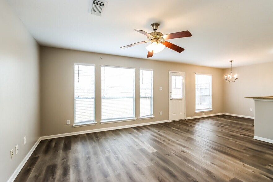 Building Photo - 1111 Richcrest Dr