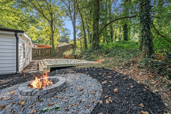 Building Photo - Fully Renovated Cottage near Downtown Smyrna!