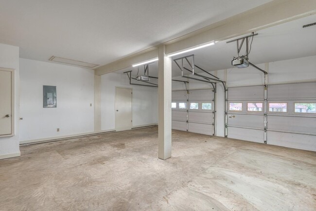 Building Photo - 405 E Granite St