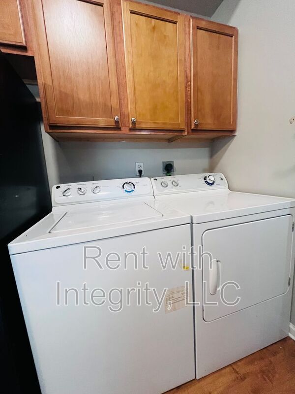 Building Photo - 315 E Jennings St