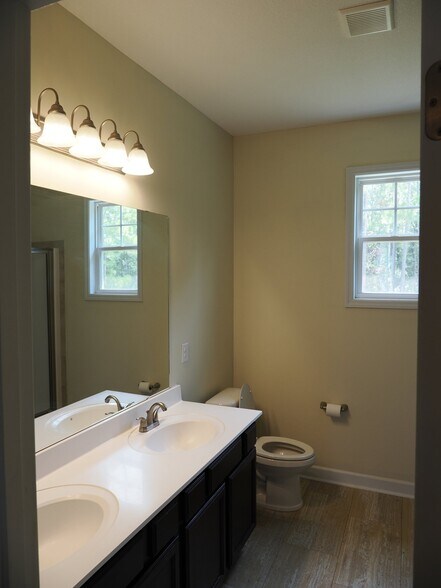 Building Photo - 611 Winfall Dr