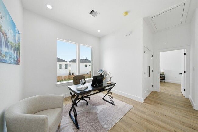 Building Photo - 8910 Knoll Leaf Dr