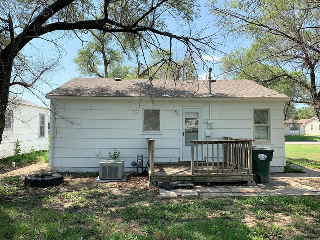 Building Photo - Cozy 2 bedroom home