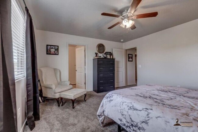 Building Photo - Pet Friendly: 3 Bedroom Fossil Hills Townhome With 2 Car Garage