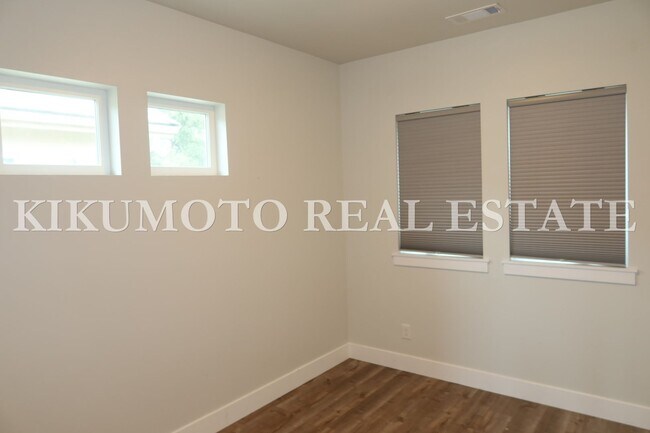 Building Photo - Modern & Elegant Tri-level home in the Riv...