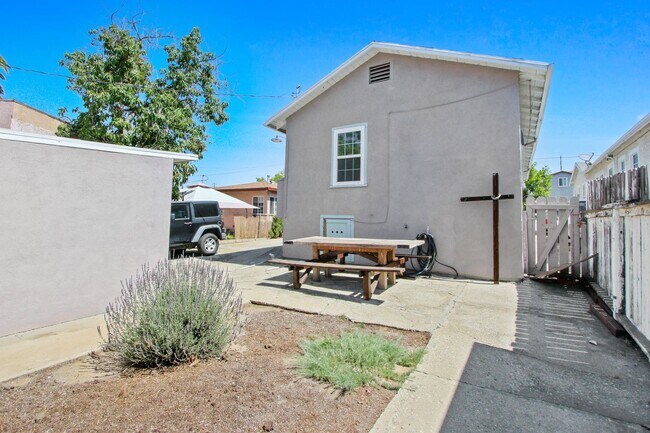 Building Photo - Charming 1-Bedroom Apartment in a Quiet Du...