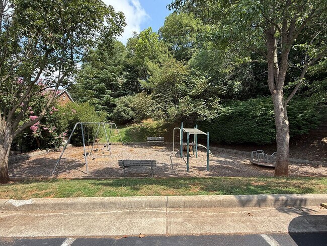 Building Photo - 810 Beverley Dr