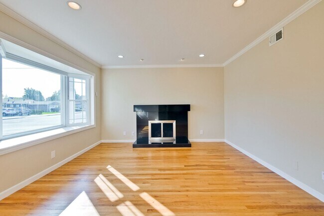 Building Photo - Stylish San Jose Home and Private Yard