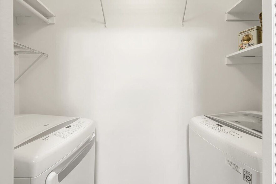 Building Photo - 501 Barrington Hills Dr