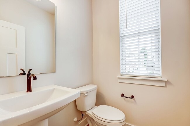 Building Photo - NEW TOWNHOME W/ ROOFTOP TERRACE @ 5West Te...