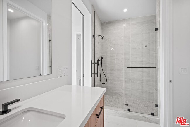 Building Photo - 3232 S Barrington Ave