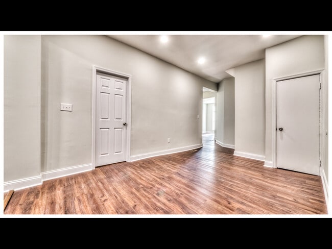 Building Photo - 810 Brooks Ln