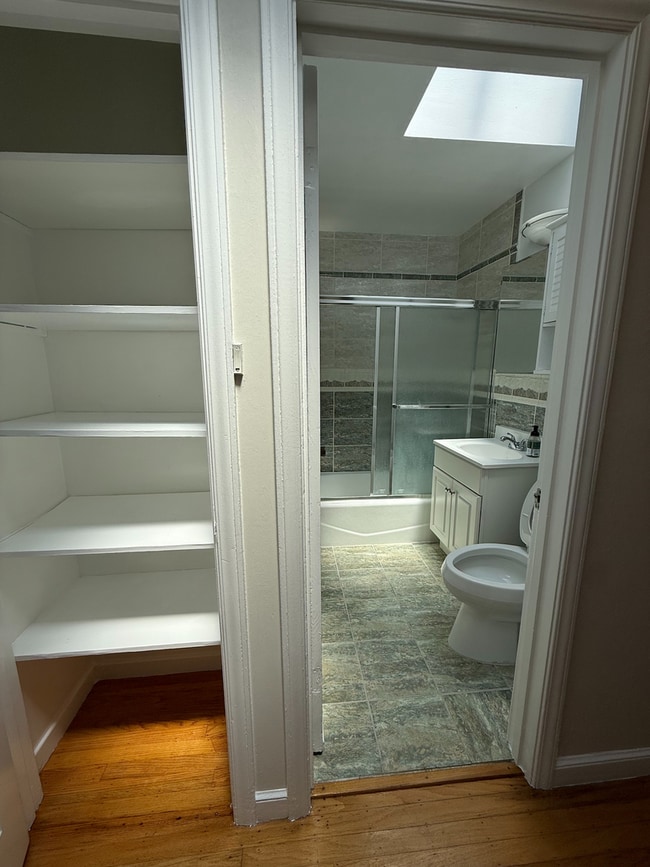 Building Photo - Spacious 3 Bedroom Home Minutes from City ...