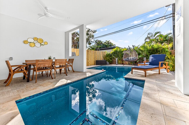 Building Photo - 1121 NE 17th Ave