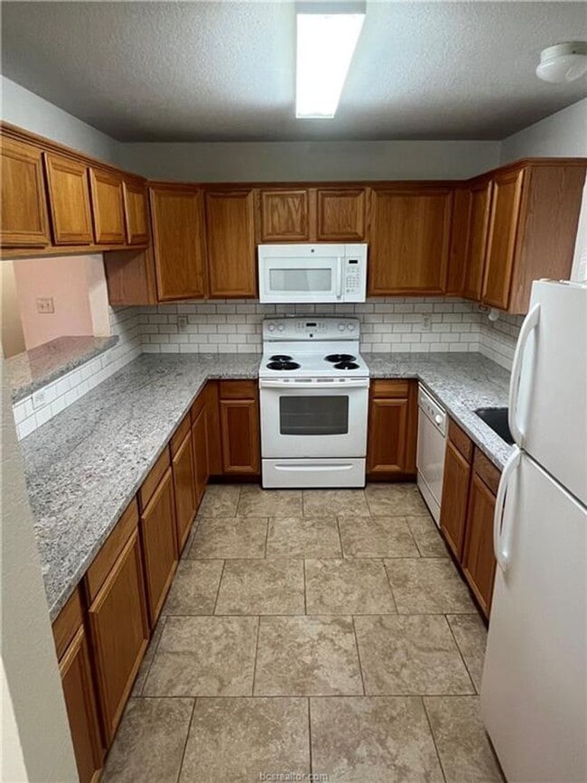 Building Photo - 3 Bed, 3 Bath Duplex in College Station