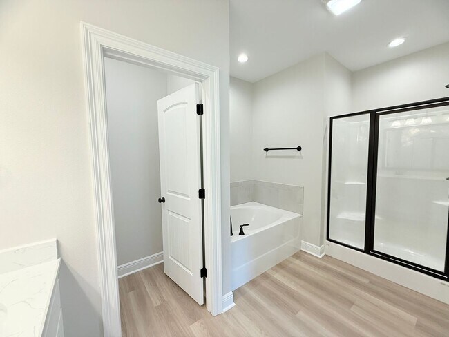 Building Photo - Modern 4 Bed/3 Bath - LVP Throughout