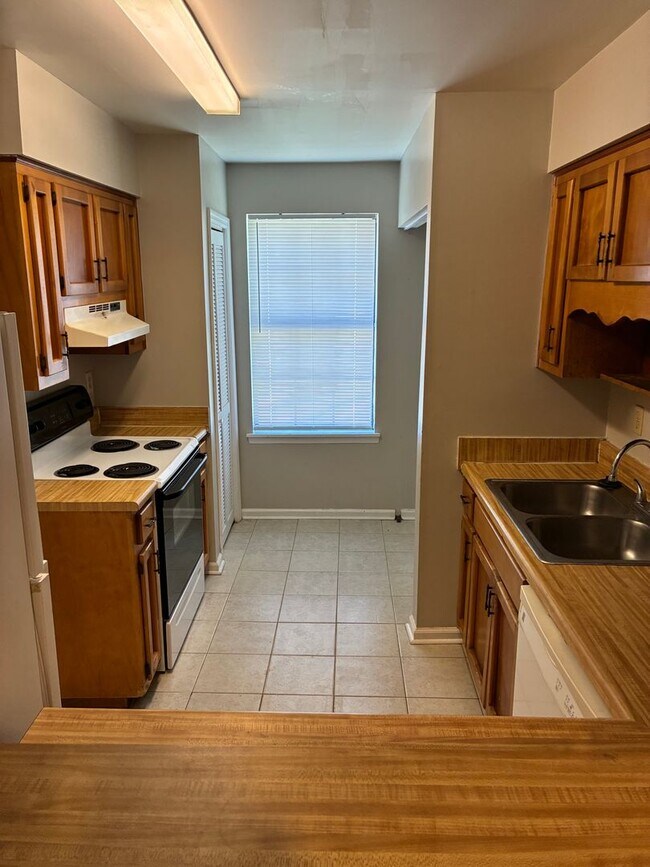 Building Photo - 415 Admiral's Walk Dr
