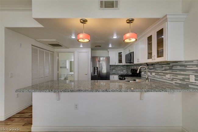 Building Photo - 3400 Cabana Dr