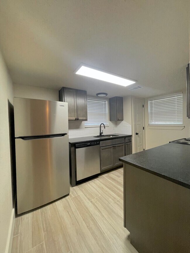 Building Photo - 1226 Royal Crest Dr