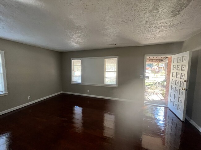 Building Photo - 4 Bedroom / 2 Bathroom Home for Rent in Co...