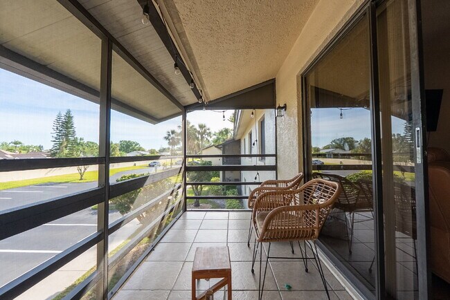 Building Photo - "Discover Serenity: Spacious 2-Bed, 2-Bath Condo in Vibrant Sarasota!"