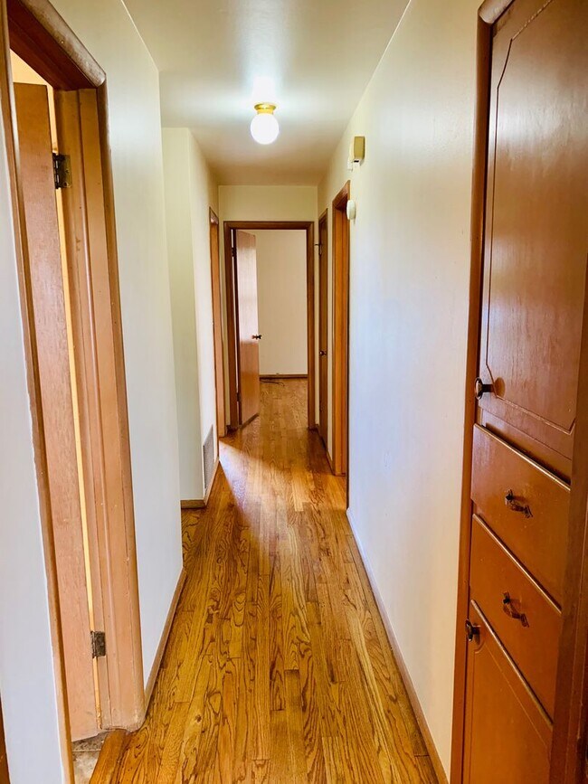 Building Photo - Charming 3BD 1BA Home in Yukon!!