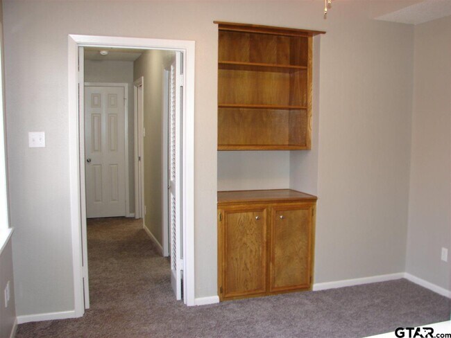 Building Photo - 423 Top Hill Dr