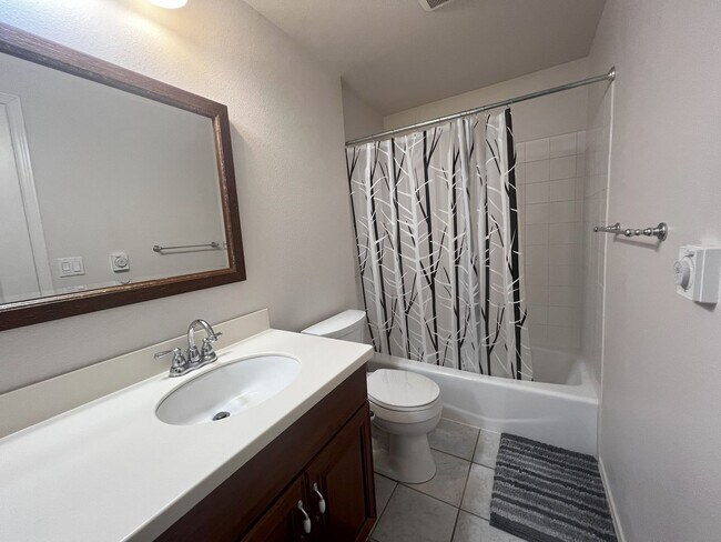 Building Photo - Well-Equipped 4 Bed 2.5 Bath Bellevue Home...