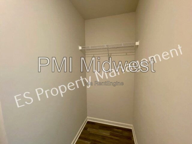 Building Photo - 2913 W Kings Cyn Dr
