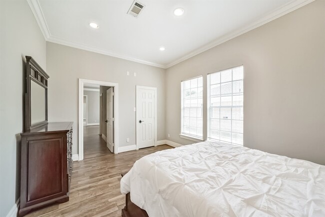 Building Photo - 9660 Fairdale Ln