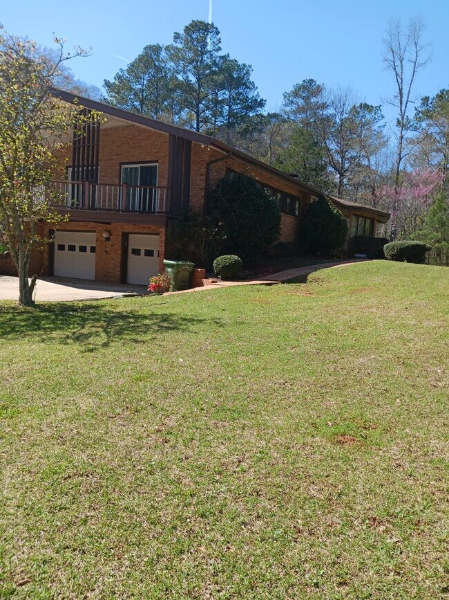 Building Photo - Charming 4BR/2.5BA Retreat on 2 Acres-Available Now!