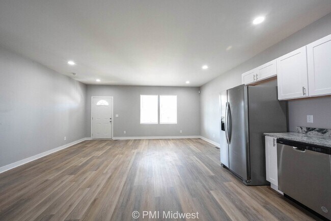 Building Photo - "Spacious 3-Bedroom Duplex with Granite Charm in Indianapolis – 1250 Sq Ft of Modern Living!"