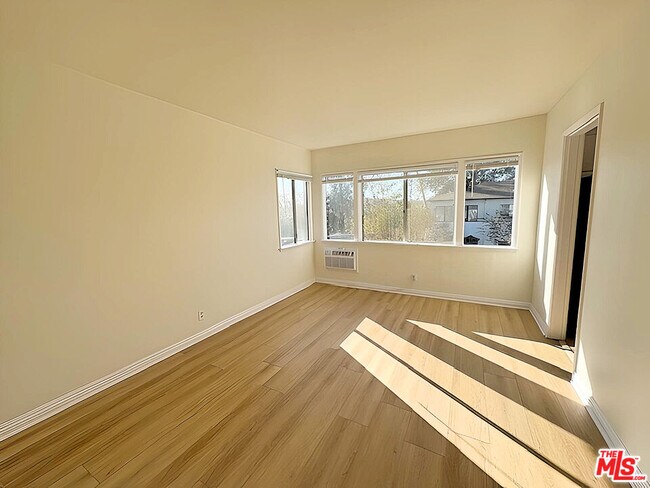 Building Photo - 6406 Roble Ave