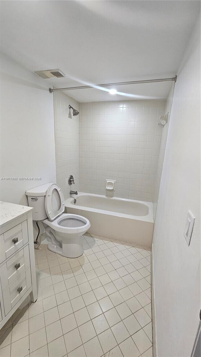 Building Photo - 105 Lake Emerald Dr