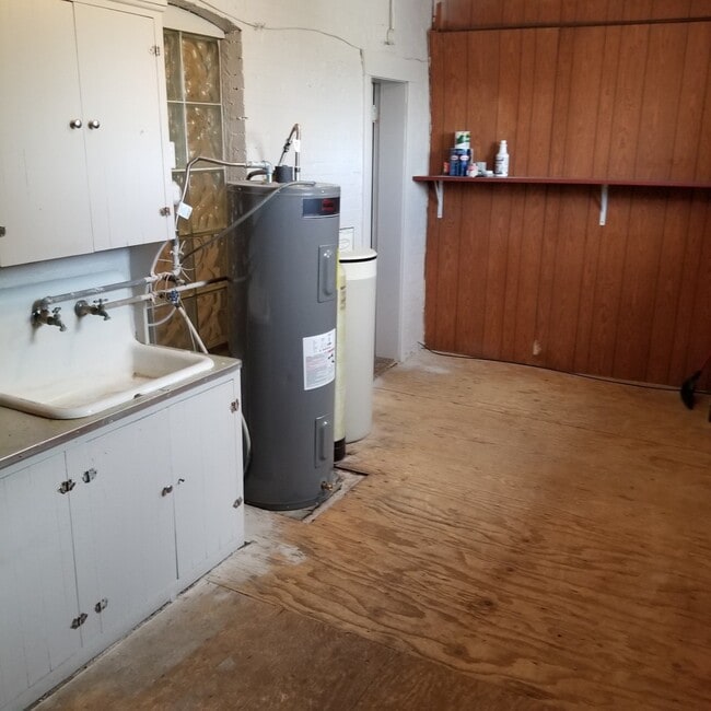 Building Photo - Spacious 2 bed 1 bath apartment on Main st...