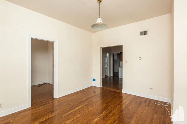 Building Photo - 2 bedroom in Chicago IL 60657